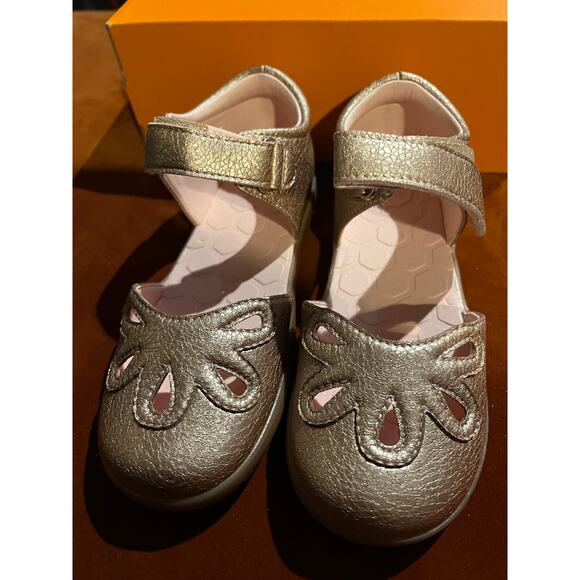 NIB Livie & Luca Petal 2.0 Rose Gold Shoes Size 3Y NEW - Picture 3 of 7